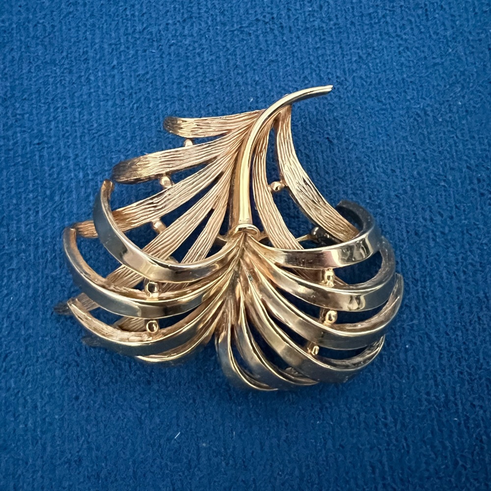 Huge Gold Tone Crown Trifari Feather or Leaf Plume Mid Century Brooch - Picture 2 of 6